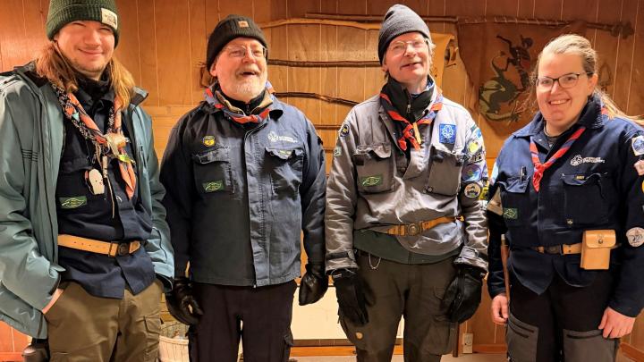 Fire smilende spejderledere i De Blå Haslevspejdere