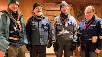 Fire smilende spejderledere i De Blå Haslevspejdere